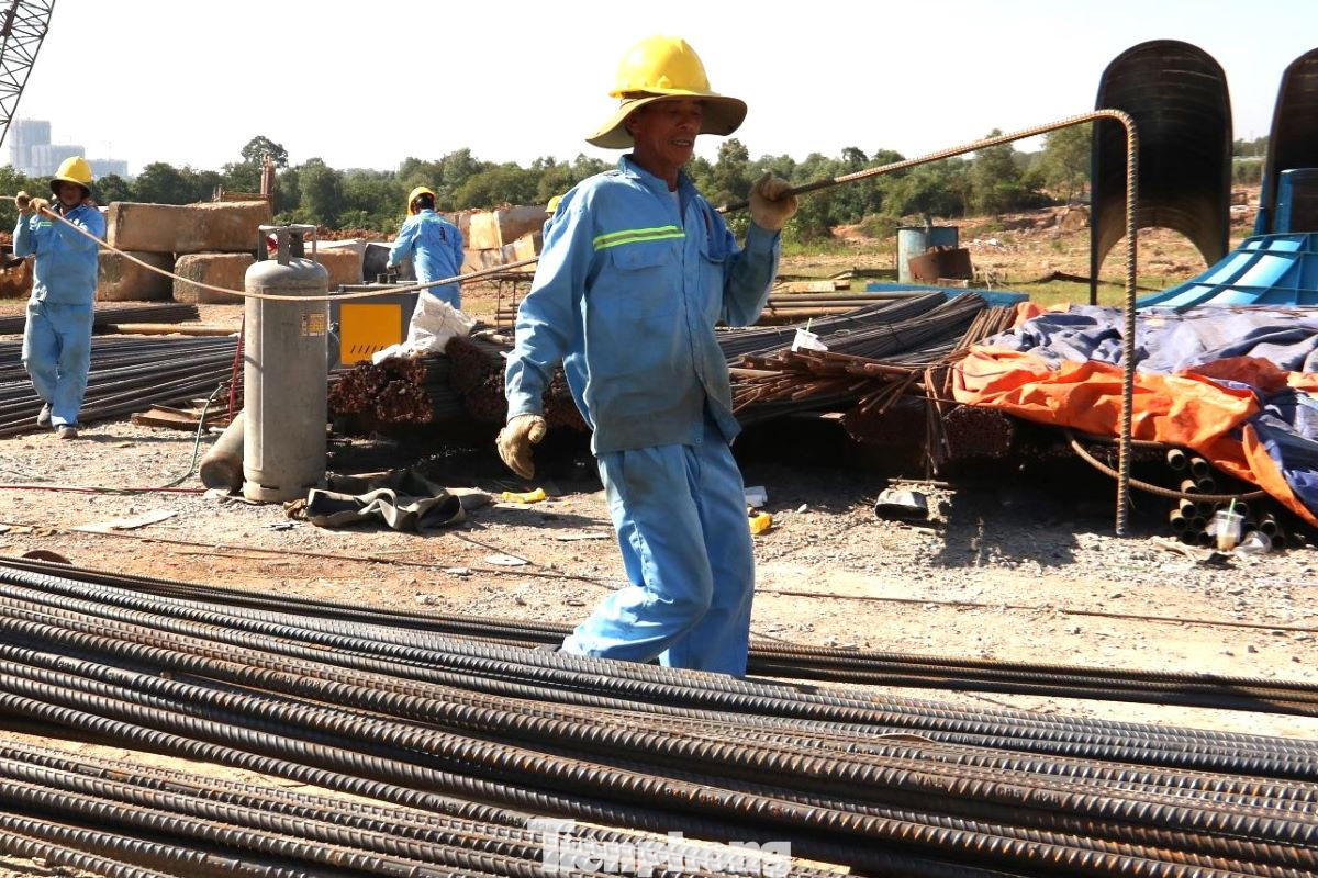 Công nhân đội nắng làm việc để đẩy nhanh tiến độ Vành đai 3 TPHCM đoạn nút giao Bình Chuẩn.