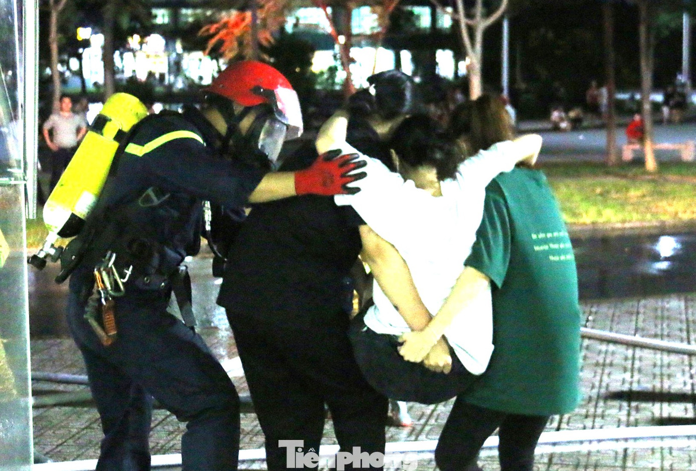 Cảnh sát PCCC-CHCN Công an tỉnh Bình Dương hướng dẫn sinh viên cứu người gặp nạn. Cảnh sát PCCC-CHCN Công an tỉnh Bình Dương hướng dẫn sinh viên cứu người gặp nạn.