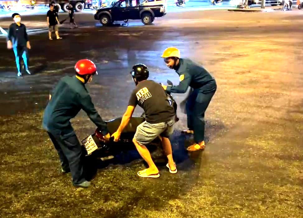 Lực lượng chức năng túc trực trong đêm để điều tiết giao thông và rải cát lên mặt đường chống trơn trượt