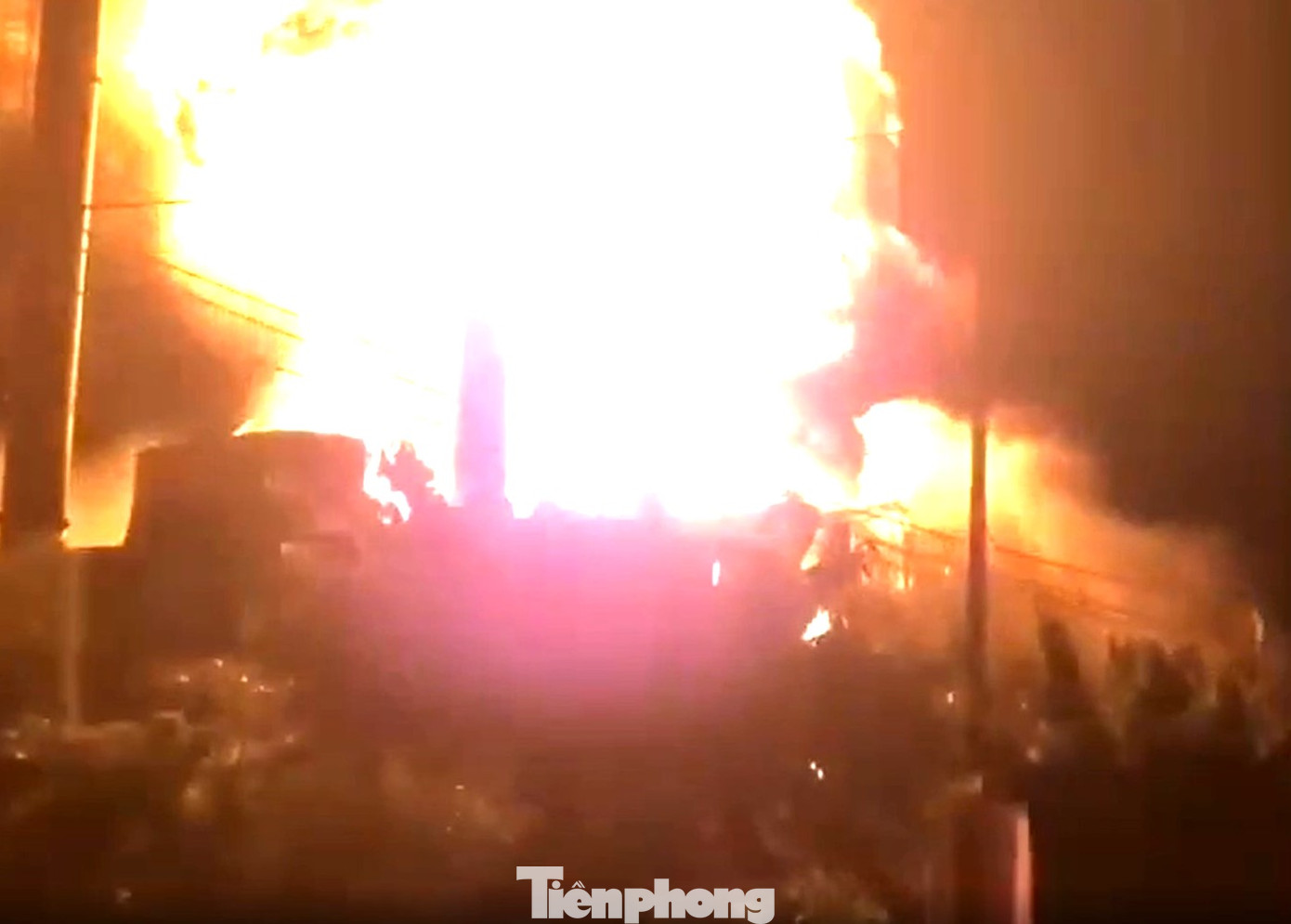 Lửa bao trùm khu nhà xưởng.