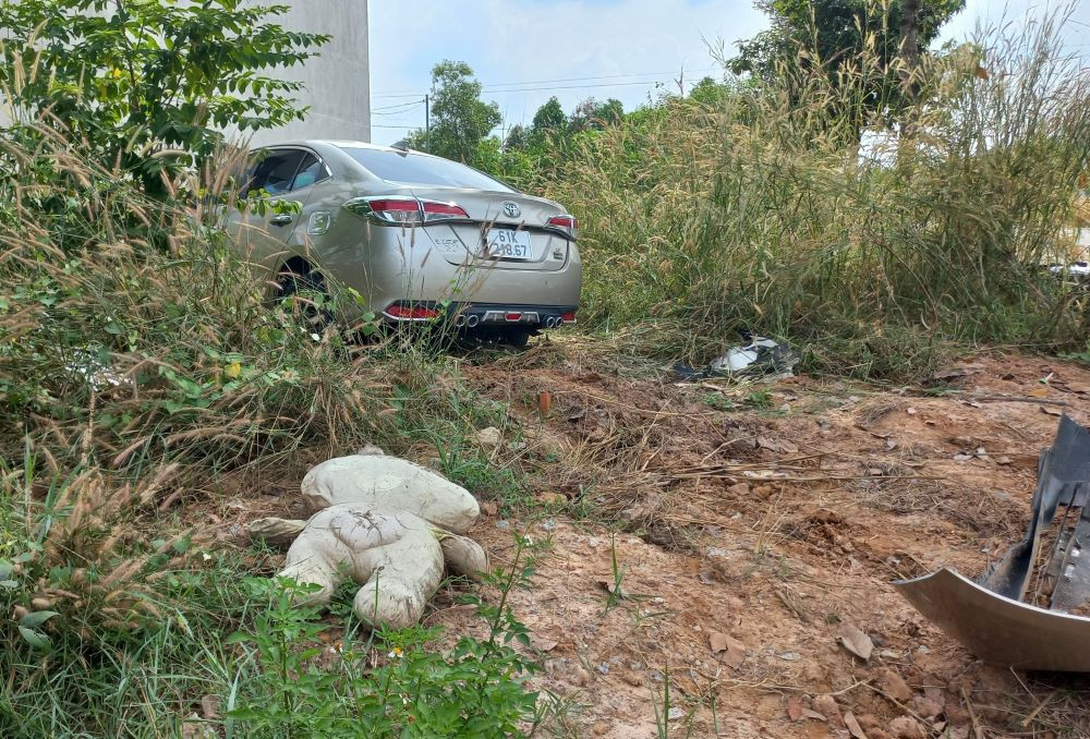 Chiếc ô tô lao lên bãi đất trống bên đường sau tai nạn.
