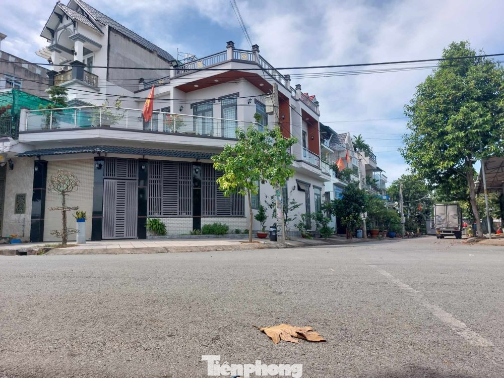 Dự án khu nhà ở Đất Mới do Công ty Cổ phần Đất Mới làm chủ đầu tư được UBND tỉnh Bình Dương chấp thuận chủ trương năm 2006. UBND thị xã Dĩ An (nay là thành phố Dĩ An) phê duyệt quy hoạch chi tiết dự án năm 2008 với diện tích gần 8,7 ha tại phường Tân Bình.