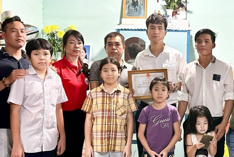 Đại diện Hội Chữ thập Đỏ TP Thủ Dầu Một cùng anh Lê Thanh Trung đến thăm, hỗ trợ gia đình anh Nguyễn Hoàng Khang.