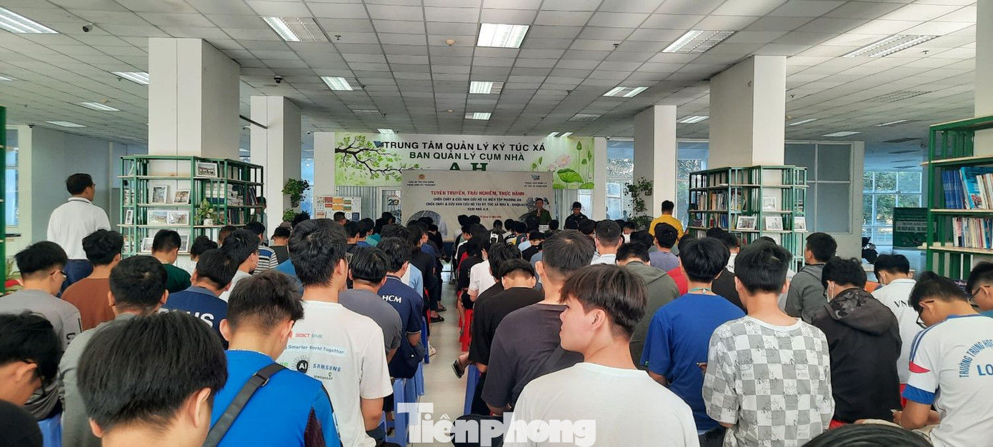 Ngày 16/12, anh Đậu Văn Huấn, Ban Thanh niên Phòng Cảnh sát PCCC-CHCN Công an tỉnh Bình Dương cho biết, đơn vị tổ chức chương trình trải nghiệm thực tế cho các em sinh viên cách phòng cháy chữa cháy và thoát nạn khi có hỏa hoạn xảy ra. Ngày 16/12, anh Đậu Văn Huấn, Ban Thanh niên Phòng Cảnh sát PCCC-CHCN Công an tỉnh Bình Dương cho biết, đơn vị tổ chức chương trình trải nghiệm thực tế cho các em sinh viên cách phòng cháy chữa cháy và thoát nạn khi có hỏa hoạn xảy ra.