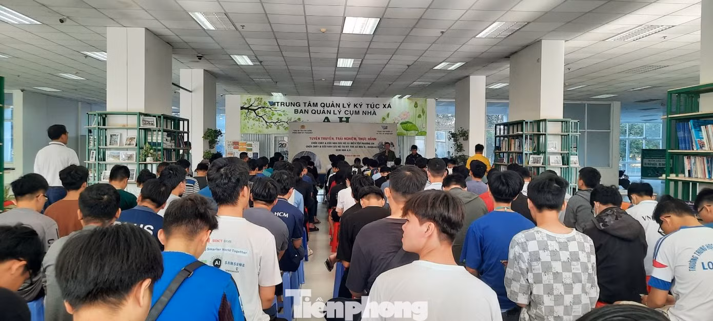 Ngày 16/12, anh Đậu Văn Huấn, Ban Thanh niên Phòng Cảnh sát PCCC-CHCN Công an tỉnh Bình Dương cho biết, đơn vị tổ chức chương trình trải nghiệm thực tế cho các em sinh viên cách phòng cháy chữa cháy và thoát nạn khi có hỏa hoạn xảy ra.