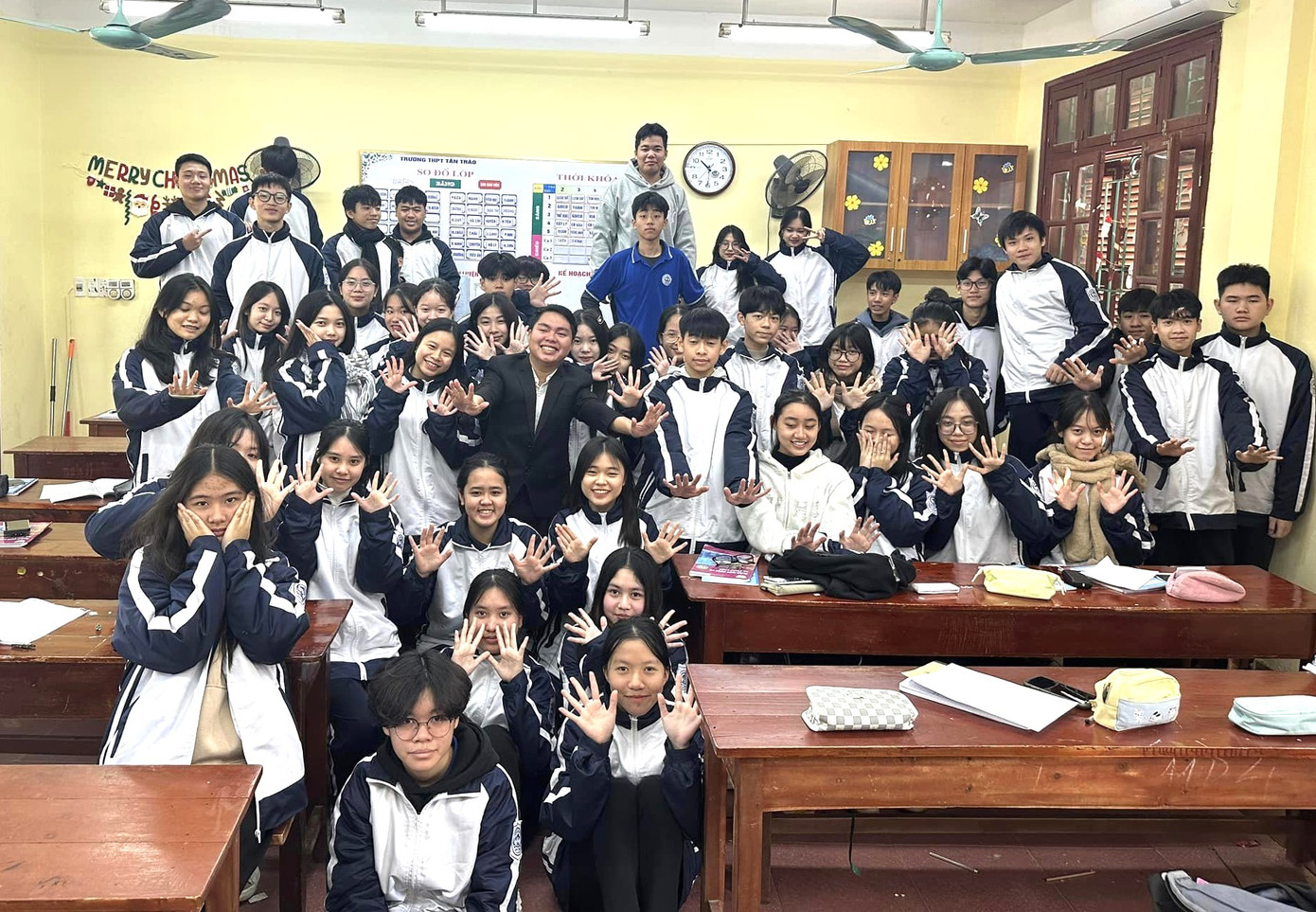 Chương trình hướng nghiệp "Định vị bản thân" cho các em học sinh trường THPT Tân Trào, THPT Xuân Huy (Tuyên Quang). Chương trình hướng nghiệp "Định vị bản thân" cho các em học sinh trường THPT Tân Trào, THPT Xuân Huy (Tuyên Quang).