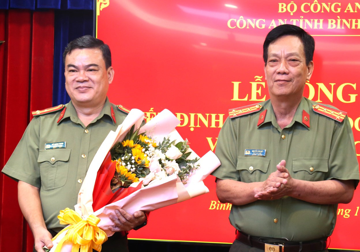 Đại tá Nguyễn Văn Dựt - Phó Giám đốc Công an tỉnh Bình Dương, tặng hoa chúc mừng Thượng tá Võ Thành Trung (bìa trái) Đại tá Nguyễn Văn Dựt - Phó Giám đốc Công an tỉnh Bình Dương, tặng hoa chúc mừng Thượng tá Võ Thành Trung (bìa trái)
