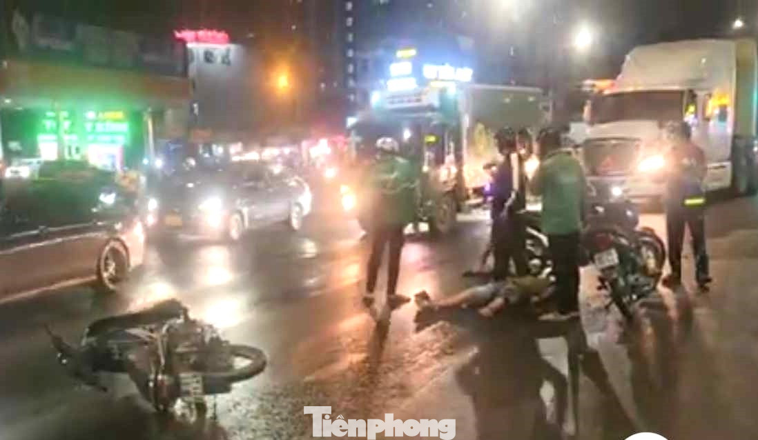 Nhiều xe máy trượt ngã, người bị thương nằm giữa đường