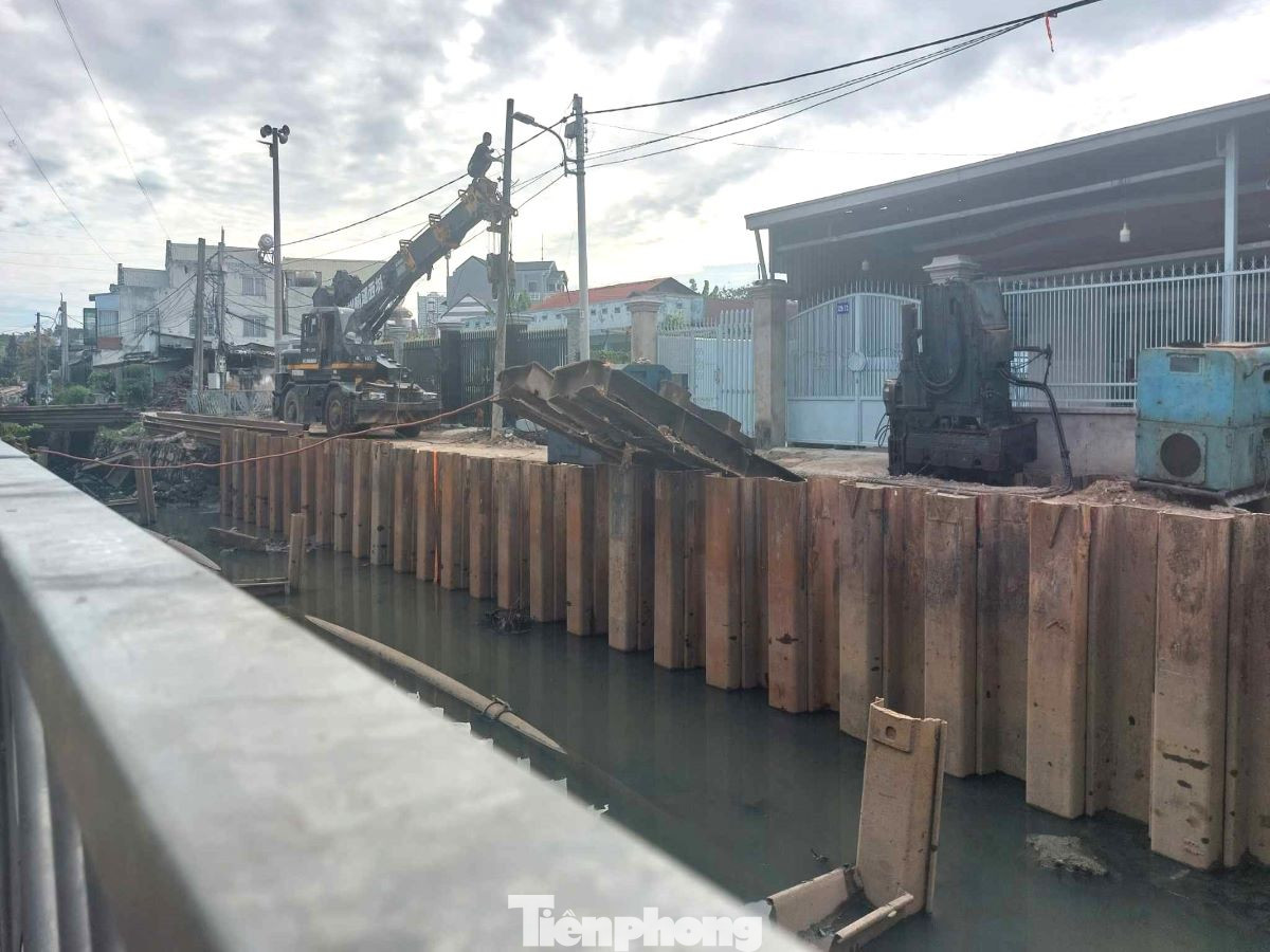 Theo cơ quan chức năng, việc thông xe kỹ thuật cho phép phương tiện xe 2-3 bánh lưu thông nhằm góp phần giải quyết nhu cầu cho người dân lưu thông trong dịp lễ Noel và dịp Tết Dương lịch 2024. Đồng thời tạo điều kiện thuận lợi cho phía Nhà thờ Tin Lành (cạnh cầu Bà Hên) mừng đón Noel vui vẻ. Theo cơ quan chức năng, việc thông xe kỹ thuật cho phép phương tiện xe 2-3 bánh lưu thông nhằm góp phần giải quyết nhu cầu cho người dân lưu thông trong dịp lễ Noel và dịp Tết Dương lịch 2024. Đồng thời tạo điều kiện thuận lợi cho phía Nhà thờ Tin Lành (cạnh cầu Bà Hên) mừng đón Noel vui vẻ.