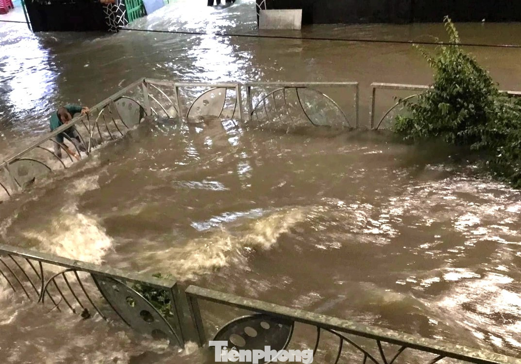 Khu vực rạch Thầy Năng và đường Phan Đình Giót ngập khi mưa lớn. Khu vực rạch Thầy Năng và đường Phan Đình Giót ngập khi mưa lớn.