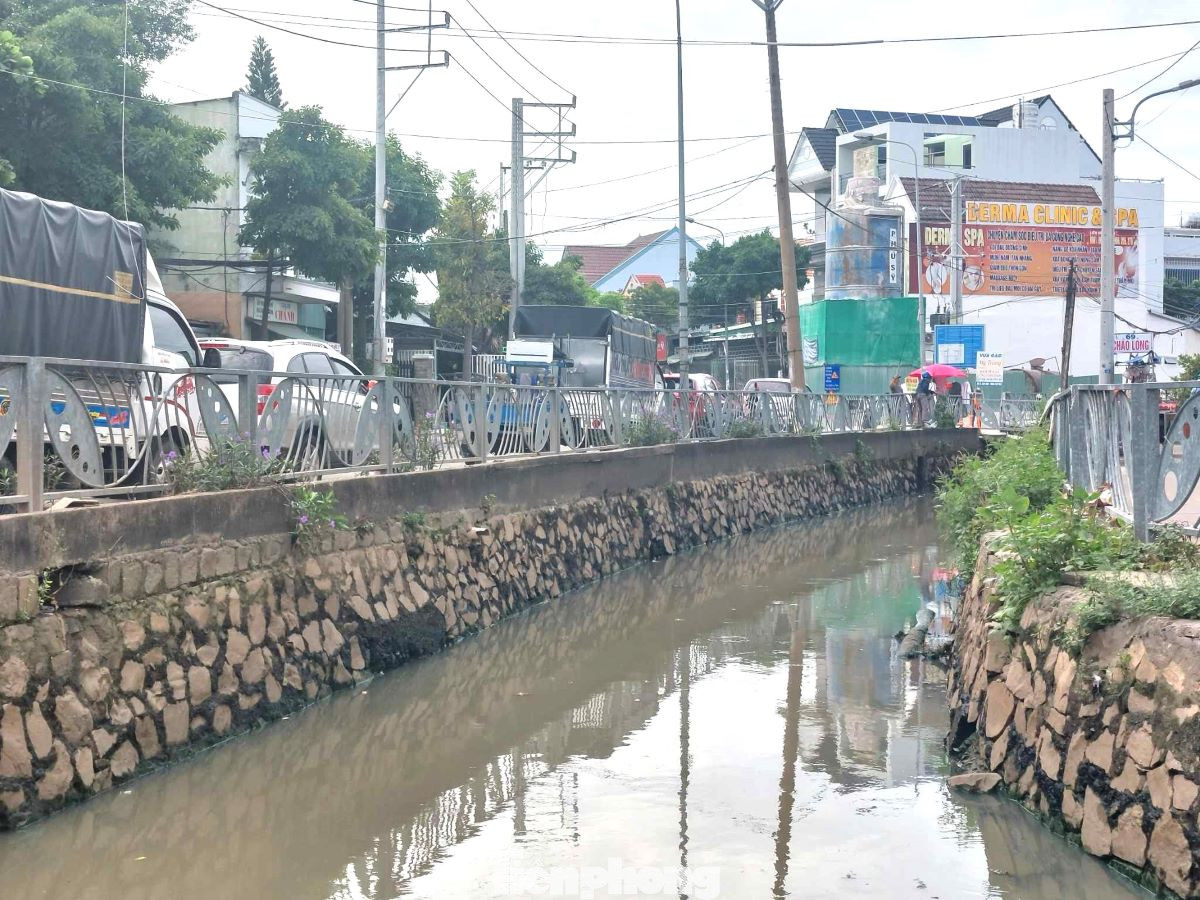 Dự án cơ bản phù hợp quy hoạch phân khu tỷ lệ 1/2000 phường Phú Cường đến năm 2020, định hướng đến năm 2030; định hướng quy hoạch thoát nước mưa của phường Phú Cường giai đoạn sau từ năm 2015 đến năm 2030. Theo đó, địa phương được đầu tư cải tạo và nâng cấp hệ thống mương xây đậy nắp đan, nạo vét mở rộng các rạch để bảo đảm cho việc thoát nước mưa; mở rộng và nạo vét hạ nguồn rạch Thầy Năng từ đường Thích Quảng Đức đến sông Sài Gòn. Dự án cơ bản phù hợp quy hoạch phân khu tỷ lệ 1/2000 phường Phú Cường đến năm 2020, định hướng đến năm 2030; định hướng quy hoạch thoát nước mưa của phường Phú Cường giai đoạn sau từ năm 2015 đến năm 2030. Theo đó, địa phương được đầu tư cải tạo và nâng cấp hệ thống mương xây đậy nắp đan, nạo vét mở rộng các rạch để bảo đảm cho việc thoát nước mưa; mở rộng và nạo vét hạ nguồn rạch Thầy Năng từ đường Thích Quảng Đức đến sông Sài Gòn.