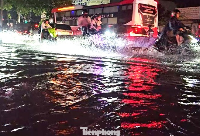 Khu vực đường Cách Mạng Tháng Tám gần cầu Bà Hên ngập khi trời mưa lớn. Khu vực đường Cách Mạng Tháng Tám gần cầu Bà Hên ngập khi trời mưa lớn.