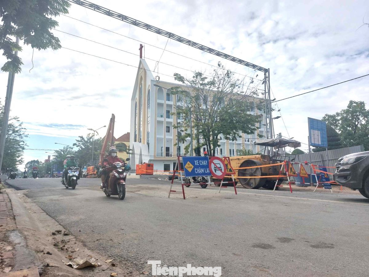 Trước đó, từ tháng 5/2023, do phải xây dựng mới cầu Bà Hên, đường Cách Mạng Tháng Tám đoạn qua khu vực này phải phong tỏa từ tháng 7/2023. Đến nay, đường đã được thông xe. Tuy nhiên, tạm thời chỉ cho phép xe 2-3 bánh được phép lưu thông qua lại hai chiều, cấm các loại xe cơ giới, ô tô 4 bánh để bảo đảm kết cấu công trình. Trước đó, từ tháng 5/2023, do phải xây dựng mới cầu Bà Hên, đường Cách Mạng Tháng Tám đoạn qua khu vực này phải phong tỏa từ tháng 7/2023. Đến nay, đường đã được thông xe. Tuy nhiên, tạm thời chỉ cho phép xe 2-3 bánh được phép lưu thông qua lại hai chiều, cấm các loại xe cơ giới, ô tô 4 bánh để bảo đảm kết cấu công trình.