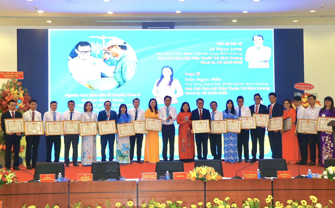 Bà Nguyễn Trường Nhật Phượng – Phó Chủ tịch HĐND tỉnh Bình Dương và ông Nguyễn Lộc Hà – Phó Chủ tịch UBND tỉnh Bình Dương trao tặng bằng khen cho các tập thể, cá nhân.