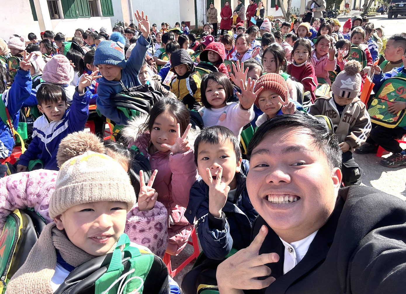 Các em nhỏ vui mừng khi được nhận quà từ các anh, chị đoàn viên, thanh niên. Các em nhỏ vui mừng khi được nhận quà từ các anh, chị đoàn viên, thanh niên.