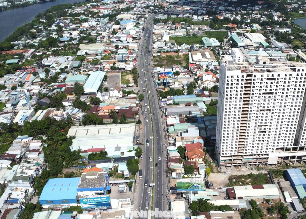 Quốc lộ 13 là tuyến giao thông huyết mạch nối từ TPHCM đến các tỉnh Tây Nguyên, do đó lưu lượng phương tiện qua đây rất đông.