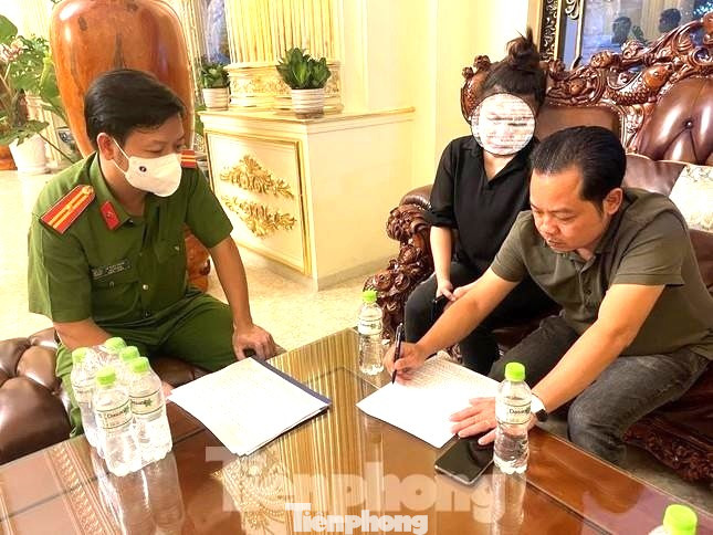 Lê Anh Xuân, chủ quán karaoke An Phú (bìa phải) khi bị khởi tố, bắt giam.