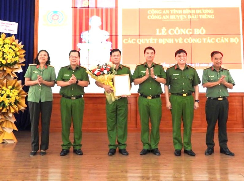 Lễ trao các quyết định được tổ chức tại trụ sở Công an huyện Dầu Tiếng Ảnh: Công an huyện Dầu Tiếng Lễ trao các quyết định được tổ chức tại trụ sở Công an huyện Dầu Tiếng Ảnh: Công an huyện Dầu Tiếng