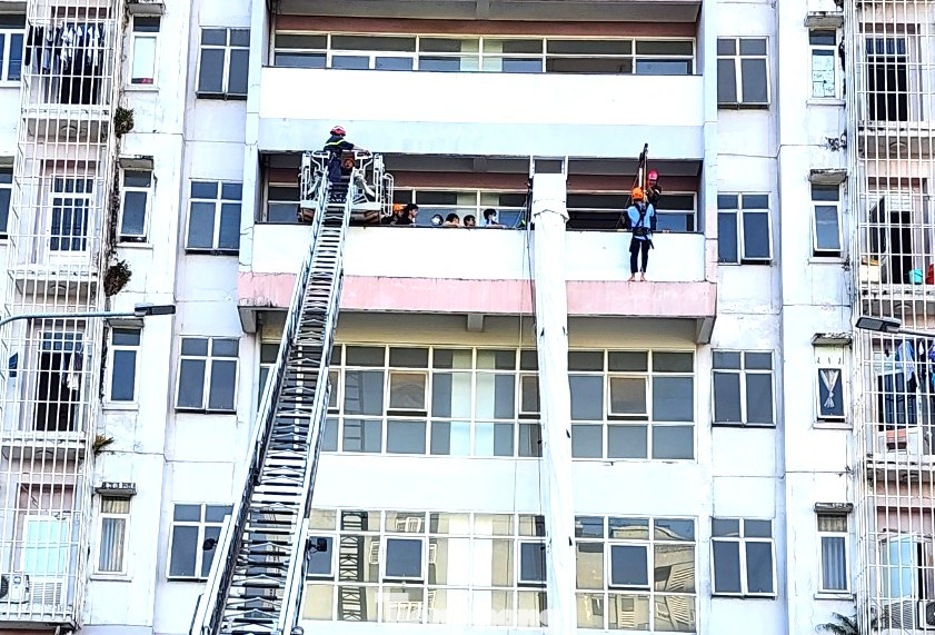 Tại chương trình trải nghiệm, các em sinh viên được cán bộ, chiến sĩ Phòng Cảnh sát PCCC-CHCN Công an tỉnh Bình Dương truyền đạt những kiến thức về phòng cháy chữa cháy, công tác phòng cháy chữa cháy; nguyên nhân gây hỏa hoạn; cấu tạo của các trang thiết bị phòng cháy chữa cháy; cách xử lý khi có cháy xảy ra và cứu hộ cứu nạn, thoát nạn trong đám cháy. Tại chương trình trải nghiệm, các em sinh viên được cán bộ, chiến sĩ Phòng Cảnh sát PCCC-CHCN Công an tỉnh Bình Dương truyền đạt những kiến thức về phòng cháy chữa cháy, công tác phòng cháy chữa cháy; nguyên nhân gây hỏa hoạn; cấu tạo của các trang thiết bị phòng cháy chữa cháy; cách xử lý khi có cháy xảy ra và cứu hộ cứu nạn, thoát nạn trong đám cháy.