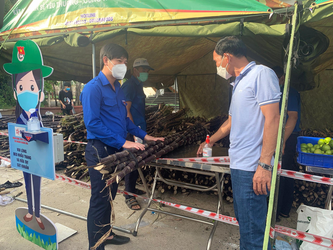 Lãnh đạo Tỉnh đoàn Khánh Hoà tư vấn bán nông sản cho người dân. Ảnh: Thục Hiền