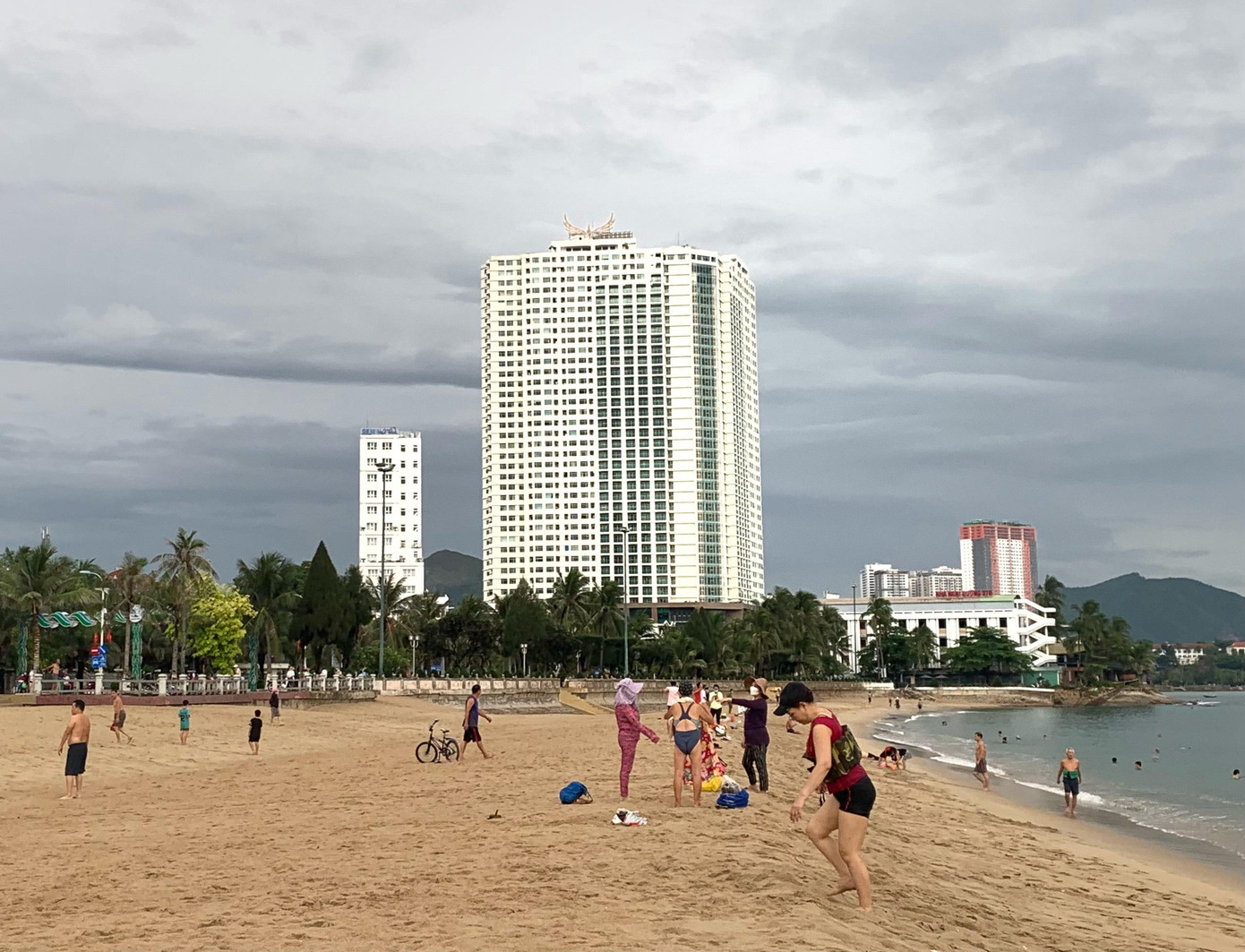 Nhiều hoạt động của người dân trên bãi biển Nha Trang Nhiều hoạt động của người dân trên bãi biển Nha Trang