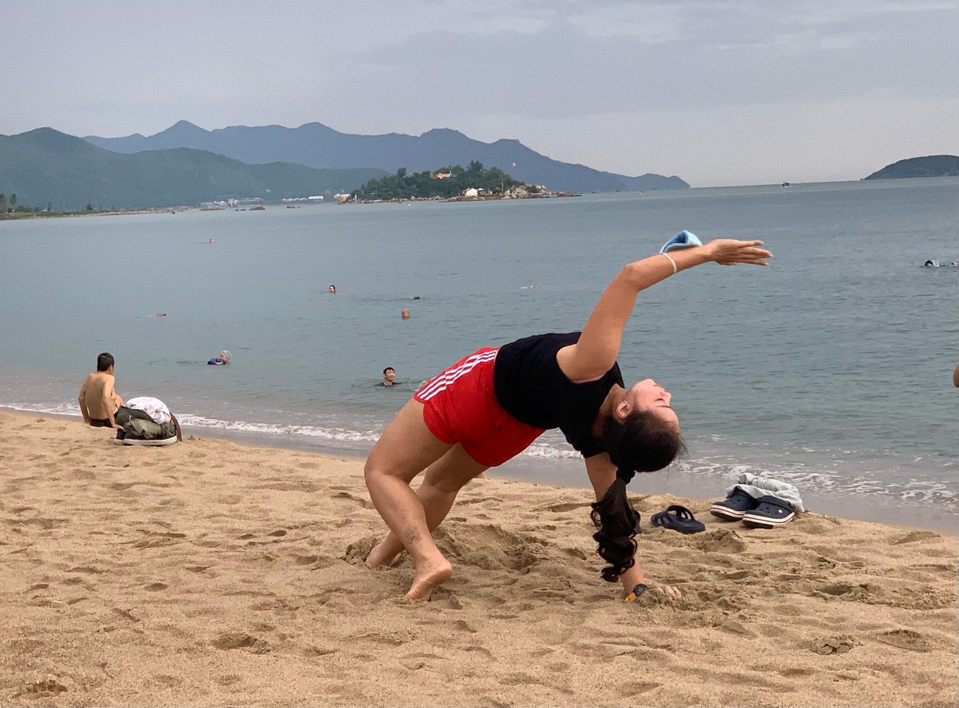 Người dân Nha Trang vui thích tập luyện thể dục, thể thao trên biển Người dân Nha Trang vui thích tập luyện thể dục, thể thao trên biển