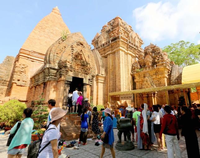 Tháp Bà Ponagar tại Nha Trang đã được mở cửa đón khách du lịch. Ảnh CÔNG HOAN