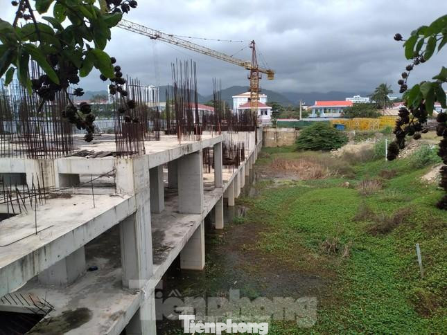 Dự án Nha Trang Golden Gate hiện thi công dang dở. Ảnh: Lữ Hồ