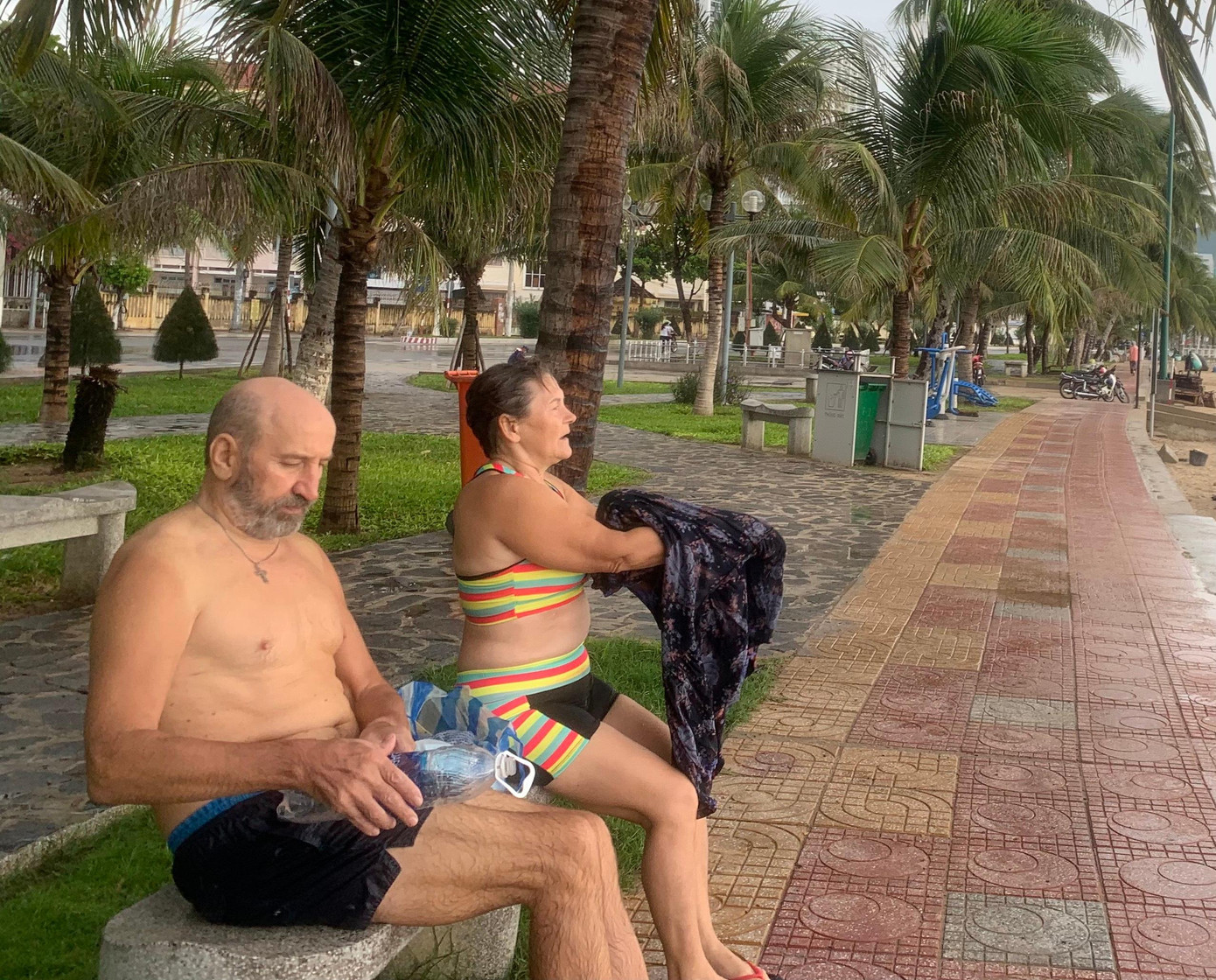 Du khách nước ngoài cũng háo hức đi tắm biển Du khách nước ngoài cũng háo hức đi tắm biển