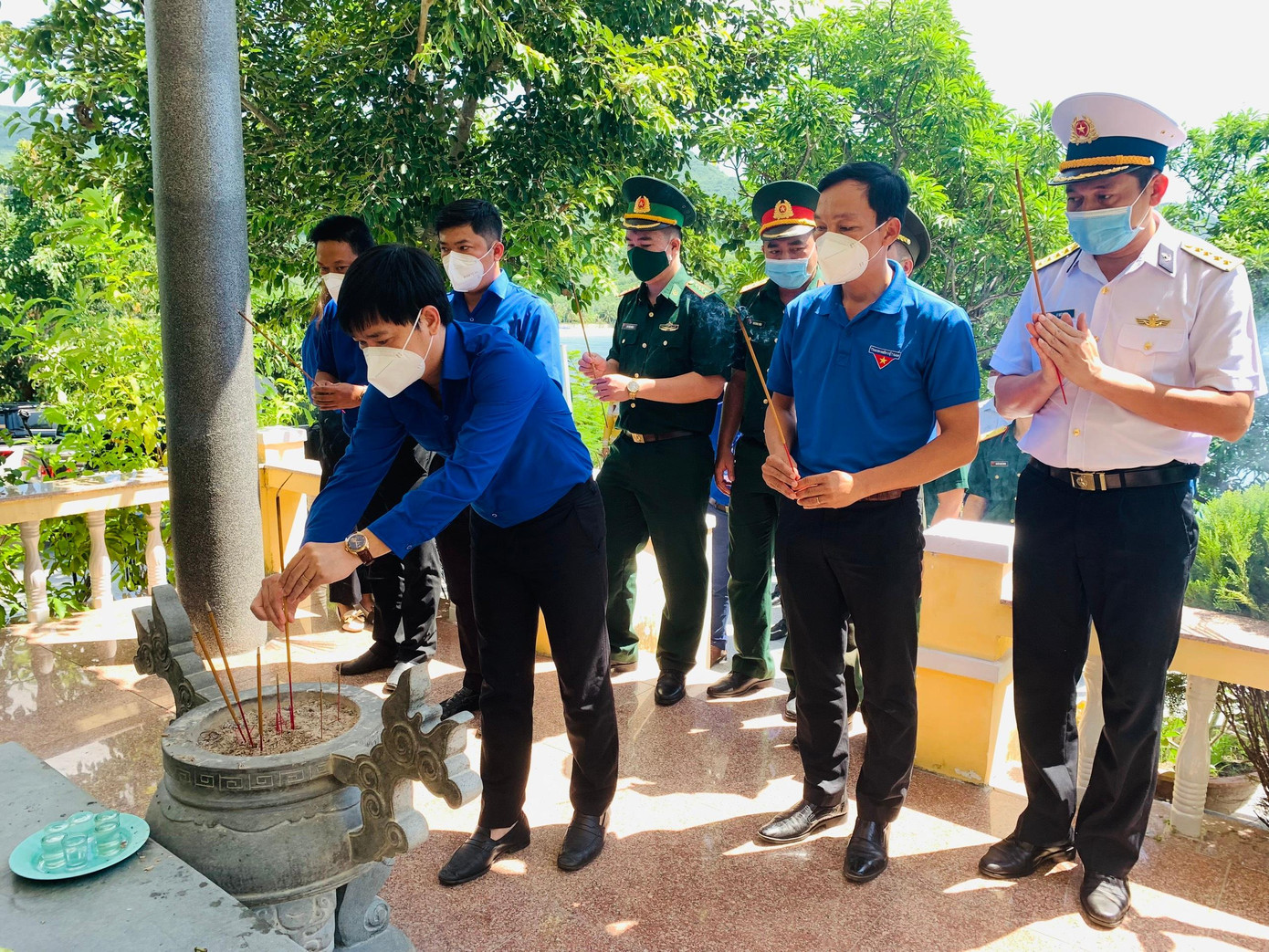 Thế hệ trẻ Khánh Hoà dâng hương, dâng hoa tưởng niệm chiến sĩ tàu không số