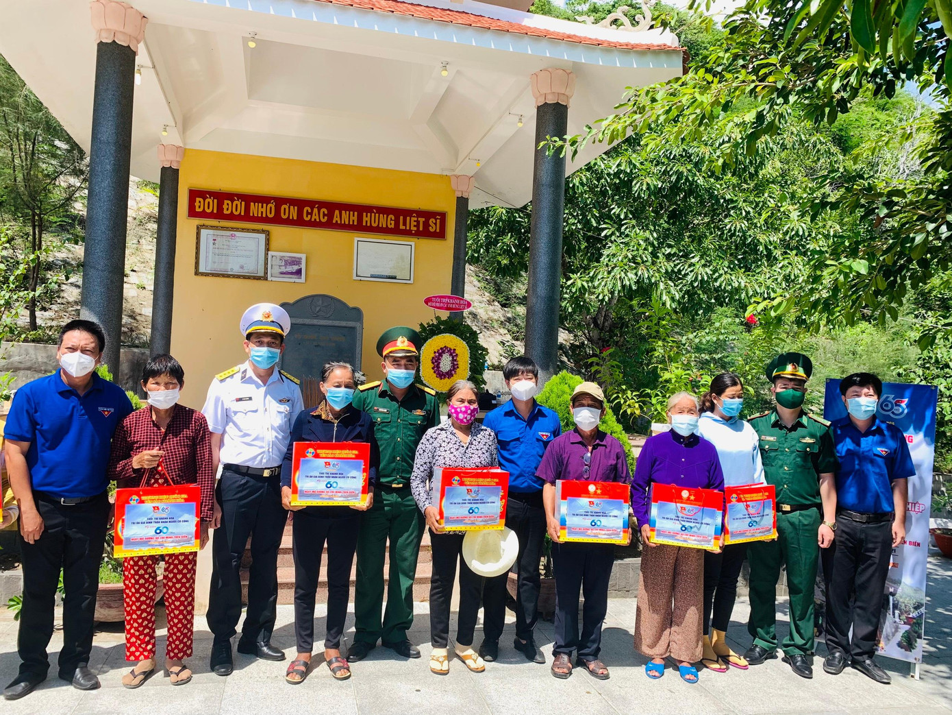 Lãnh đạo Tỉnh đoàn, Biên phòng Khánh Hoà và Vùng 4 Hải quân tặng quà cho người có công hỗ trợ các chuyến tàu không số tại Khu lưu niệm di tích lịch sử tàu C235.