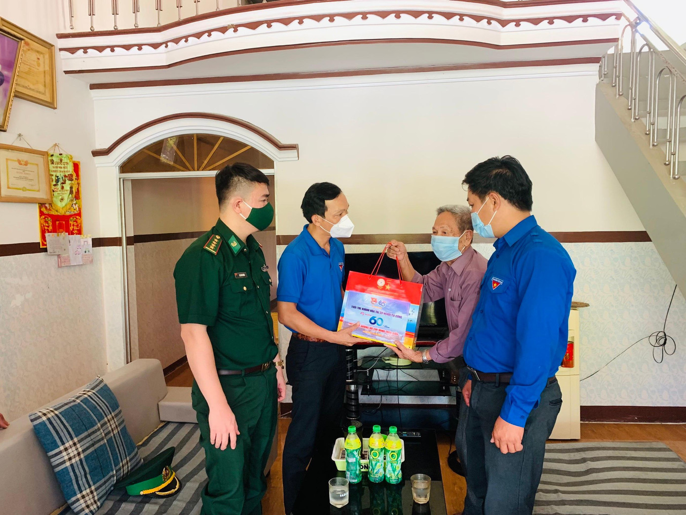 Lãnh đạo Tỉnh đoàn, Biên phòng Khánh Hoà và Vùng 4 Hải quân đến tận nhà trao quà cho những người có công hỗ trợ các chuyến tàu không số.