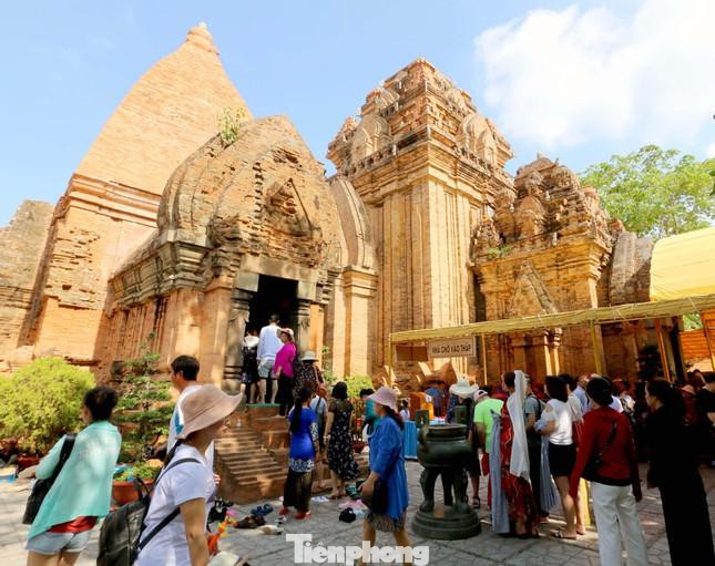 Di tích Tháp Bà Ponagar tại Nha Trang luôn thu hút du khách đến tham quan. Ảnh: Công Hoan