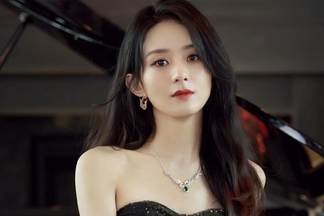 Triệu Lệ Dĩnh để con cho chồng nuôi vì điều kiện tài chính nhà họ Phùng tốt hơn.