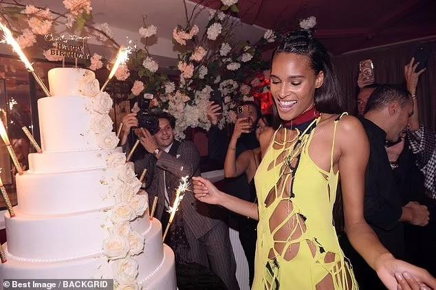 Sau chuỗi lịch trình dày đặc, Cindy vui vẻ tận hưởng không khí tiệc tùng sôi nổi cùng bạn bè.