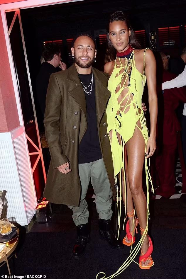 Với chiều cao 1m82, cộng thêm giày cao gót, Cindy biến Neymar vốn cao 1m75 trở nên thấp bé.