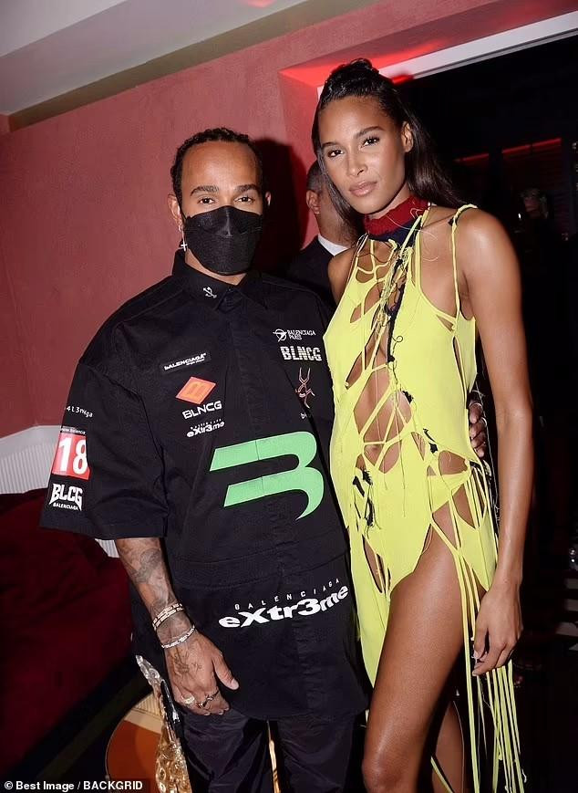 Tay đua Công thức 1 Lewis Hamilton cũng không thể đọ chiều cao với siêu mẫu Pháp.