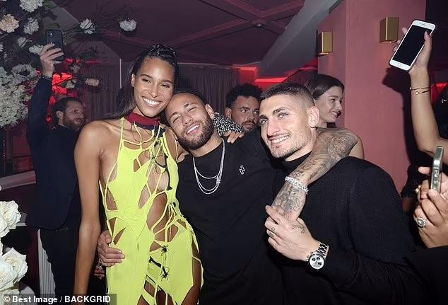 Trong trang phục &quot;thiếu vải&quot;, người đẹp Pháp không hề ngại ngùng có những cử chỉ động chạm thân mật cùng hội bạn trai.