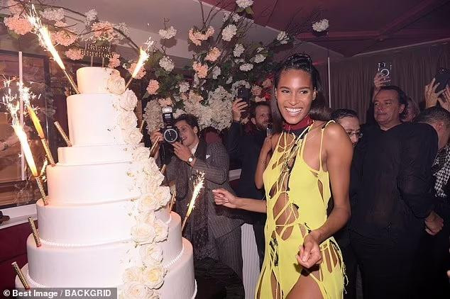 Bữa tiệc diễn ra muộn hơn ngày sinh của người đẹp (27/9). Trước đó, Cindy bận rộn với các show diễn và sự kiện bên lề của Tuần lễ Thời trang Paris.