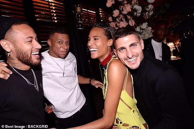 Mọi người lắc lư theo điệu nhạc và đùa giỡn cùng nhau.