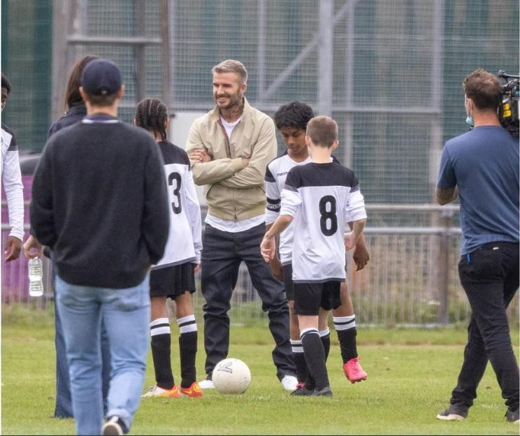David Beckham rạng rỡ nhìn các cầu thủ nhí tập luyện trong khi quay bộ phim tài liệu "Save Our Squad" ở Anh. David Beckham rạng rỡ nhìn các cầu thủ nhí tập luyện trong khi quay bộ phim tài liệu "Save Our Squad" ở Anh.