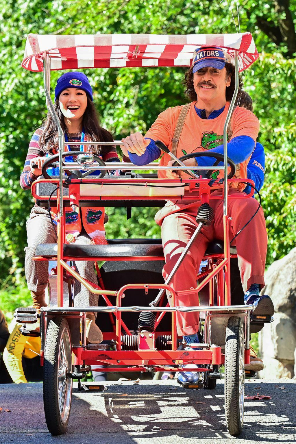 Mỹ nhân "Con nhà siêu giàu châu Á" Constance Wu và bạn diễn Javier Bardem đạp xích lô dạo quanh Central Park trong khi quay phim mới "Lyle, Lyle Crocodile". Mỹ nhân "Con nhà siêu giàu châu Á" Constance Wu và bạn diễn Javier Bardem đạp xích lô dạo quanh Central Park trong khi quay phim mới "Lyle, Lyle Crocodile".