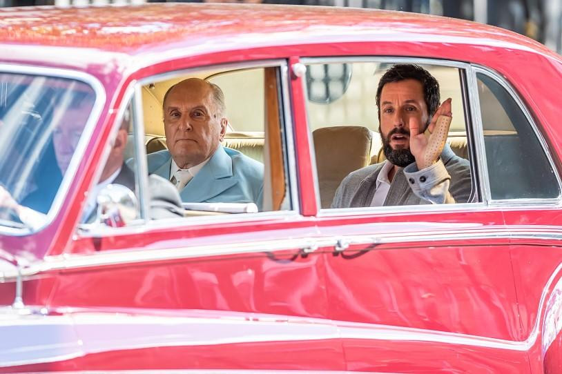 Adam Sandler (phải) đi cùng Robert Duvall trên phim trường "Hustle" ở Philadelphia. Adam Sandler (phải) đi cùng Robert Duvall trên phim trường "Hustle" ở Philadelphia.