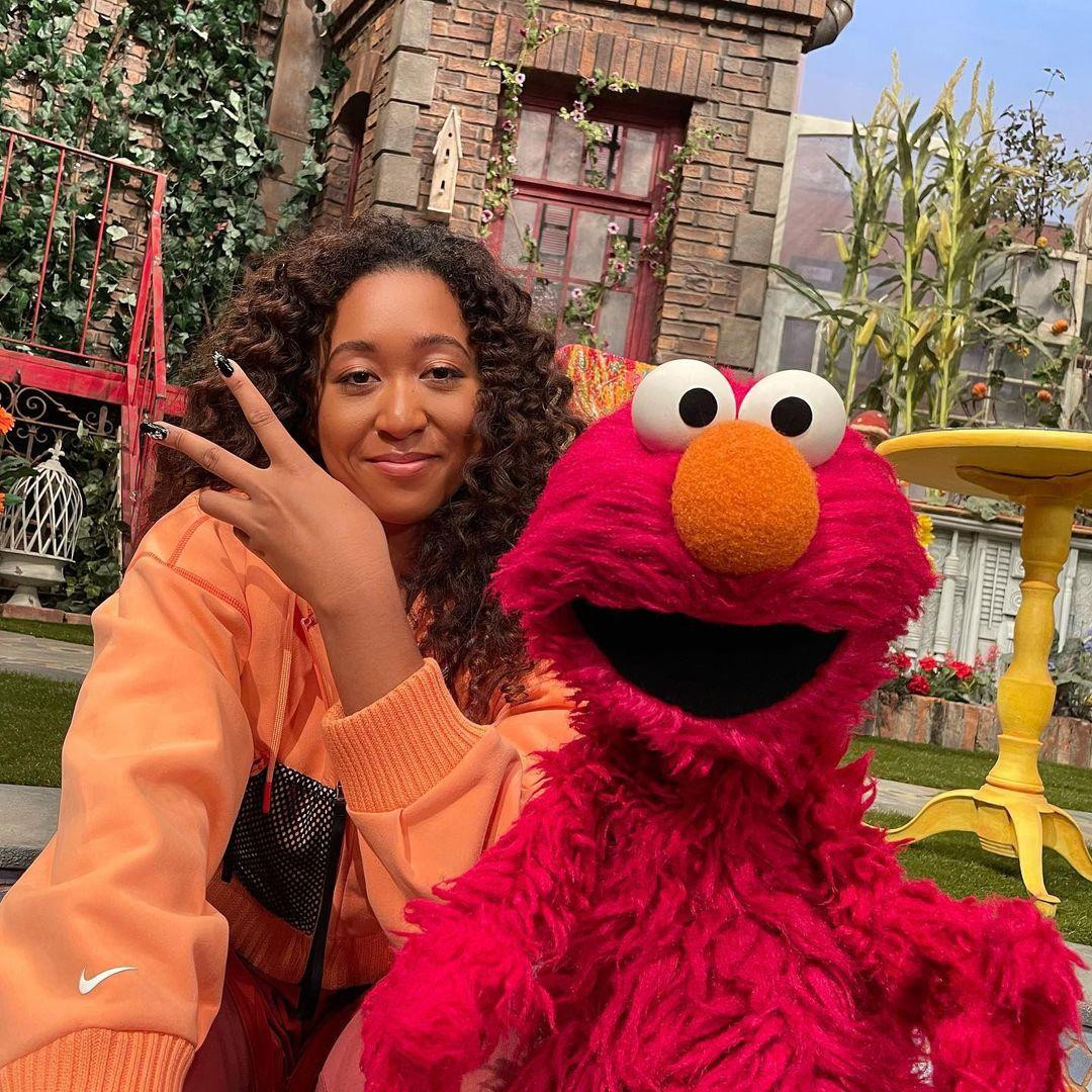 Tay vợt gốc Nhật Bản Naomi Osaka chụp ảnh selfie cùng nhân vật Elmo trong chương trình dành cho trẻ em đình đám của Mỹ "Sesame Street". Tay vợt gốc Nhật Bản Naomi Osaka chụp ảnh selfie cùng nhân vật Elmo trong chương trình dành cho trẻ em đình đám của Mỹ "Sesame Street".