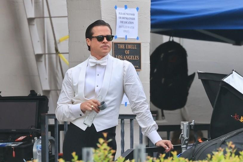 Brad Pitt nghỉ ngơi giữa các cảnh quay trên phim trường "Babylon" ở Los Angeles. Tài tử sinh năm 1963 gây bất ngờ với ngoại hình trẻ trung, phong độ. Brad Pitt nghỉ ngơi giữa các cảnh quay trên phim trường "Babylon" ở Los Angeles. Tài tử sinh năm 1963 gây bất ngờ với ngoại hình trẻ trung, phong độ.