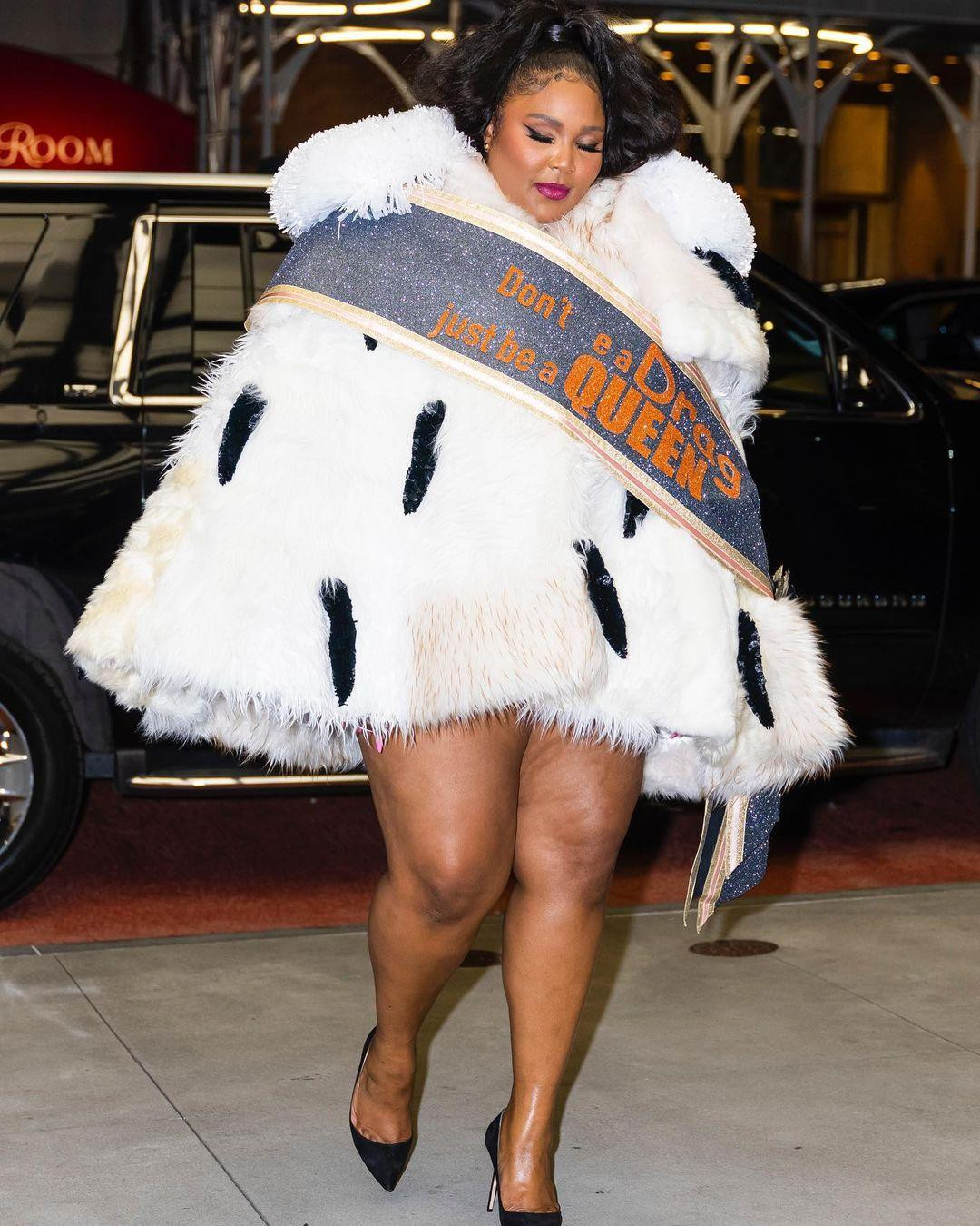 Lizzo nổi bật với chiếc váy lông quá khổ kèm dải băng ghi thông điệp đậm chất nữ quyền: "Đừng là một kẻ giả gái, hãy là một nữ hoàng". Lizzo nổi bật với chiếc váy lông quá khổ kèm dải băng ghi thông điệp đậm chất nữ quyền: "Đừng là một kẻ giả gái, hãy là một nữ hoàng".