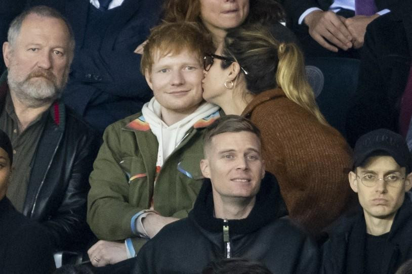 Ed Sheeran và vợ Cherry Seaborn chia sẻ khoảnh khắc ngọt ngào trên khán đài trận đấu bóng đá Champions League ở Paris. Ed Sheeran và vợ Cherry Seaborn chia sẻ khoảnh khắc ngọt ngào trên khán đài trận đấu bóng đá Champions League ở Paris.