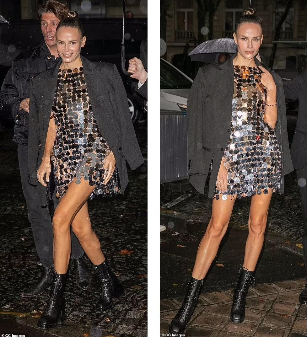 Natasha Poly đậm chất rock với váy ngắn bạc và boot đen, khoác thêm áo blazer form rộng. Natasha Poly đậm chất rock với váy ngắn bạc và boot đen, khoác thêm áo blazer form rộng.
