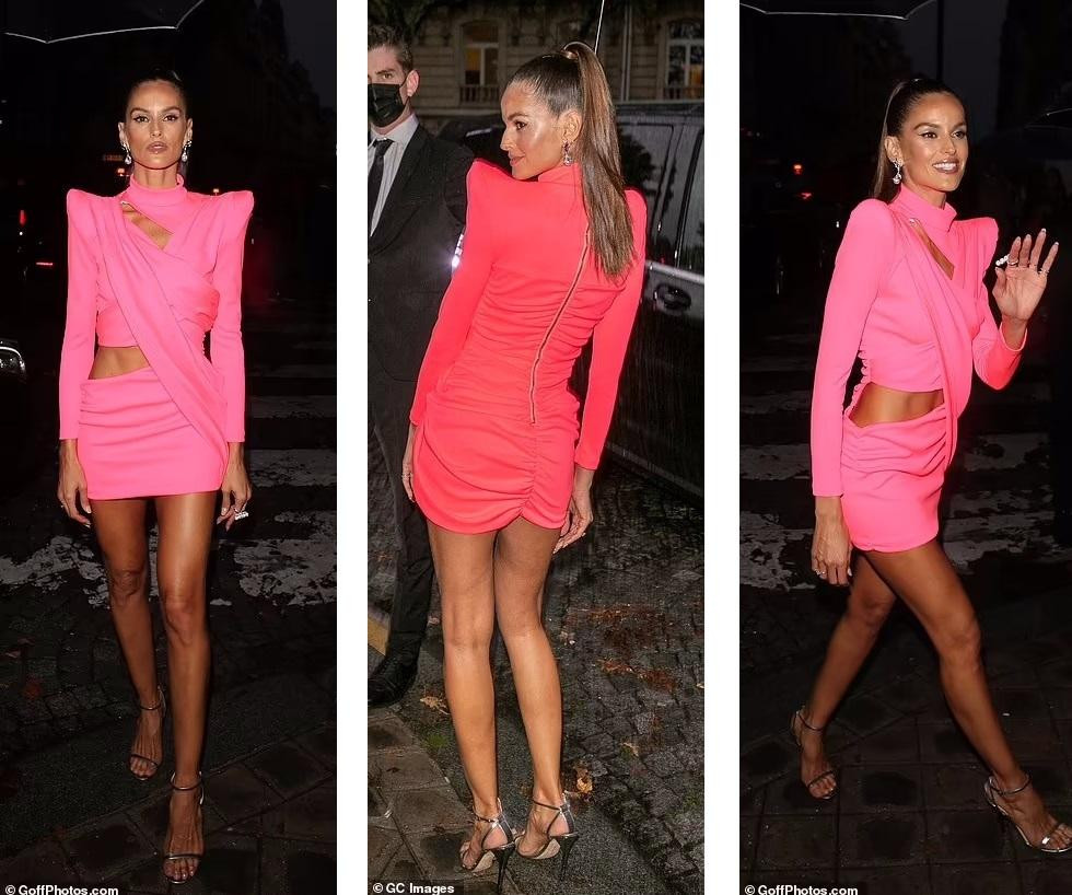 Izabel Goulart, một cựu thiên thần nội y khác đến từ Brazil, dự sự kiện trong chiếc váy ngắn màu hồng cắt xẻ. Izabel Goulart, một cựu thiên thần nội y khác đến từ Brazil, dự sự kiện trong chiếc váy ngắn màu hồng cắt xẻ.