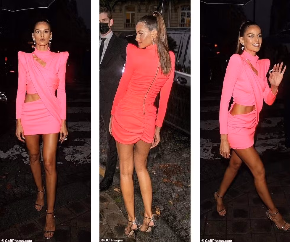 Izabel Goulart, một cựu thiên thần nội y khác đến từ Brazil, dự sự kiện trong chiếc váy ngắn màu hồng cắt xẻ.